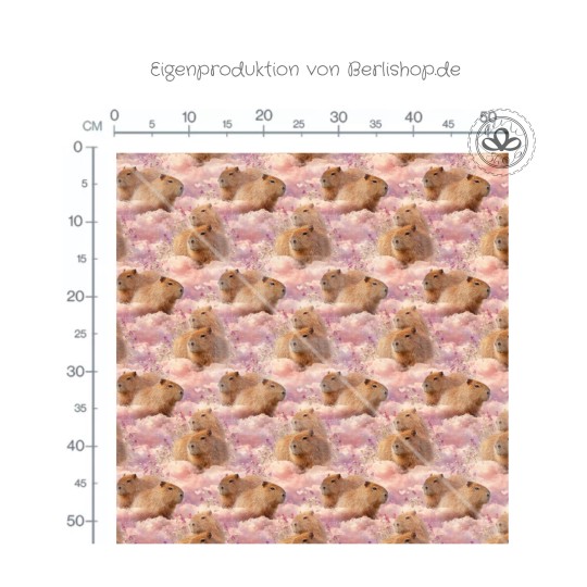 Capybara Stoff – süße Capybaras in Wolken & Herzen – Rosa Pastell