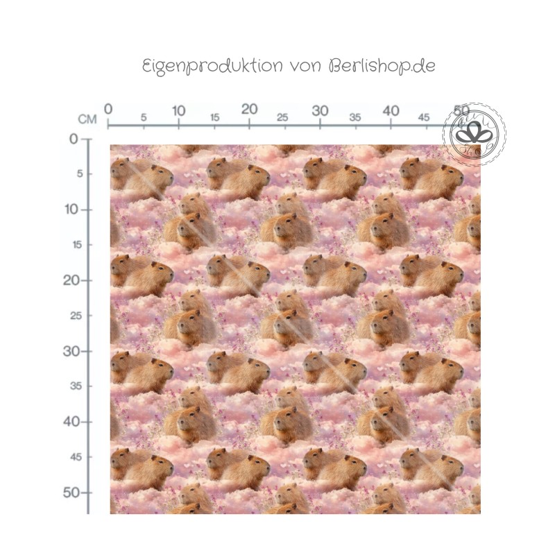 Capybara Stoff – süße Capybaras in Wolken & Herzen – Rosa Pastell