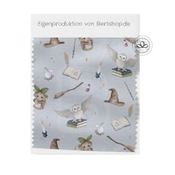 Baumwolle Canvas Magische Welt Stoff 160 cm – Eule Hexenhut Bücher Fantasy Kinderstoff Hellblau – 153 g/m – Eigenproduktion